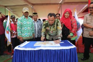 Resmikan Program Pamsimas Di Kecamatan Palas, Nanang Ermanto Launching Aplikasi Salaman