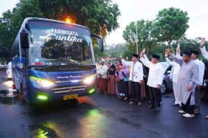 Nanang Ermanto Lepas Keberangkatan 30 Jemaah Umrah Lampung Selatan