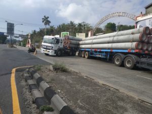 Nyaris Terguling, 3 Mobil Tronton Tutupi Jalinsum di Pertigaan Pasar Bakauheni