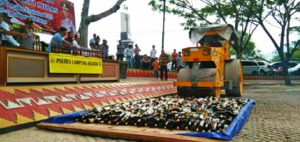 Ribuan Botol Miras Hasil Operasi Cempaka Dimusnahkan