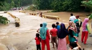 (Video) Banjir, Akses Jatiagung – Natar Terputus