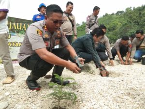 Polres Lamsel Tanam Ragam Pohon Dan Terumbu Karang di Pulau Mengkudu