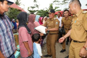 Tinjau Puluhan Rumah Terdampak Banjir, Nanang Bagikan Puluhan Paket Sembako Kepada Warga