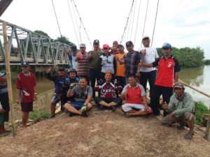 Fauzi Hasan Gowes Sepeda Kunjungi Jembatan Umbul Kayu Tabu di Gedung Ratu