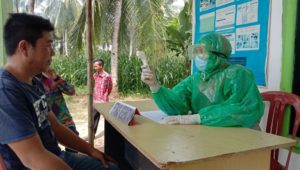 Cegah Covid-19, Pemdes Siringjaha Cek Kesehatan dan Sterilisasi Pemudik