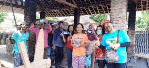Pembagian masker kepada warga dan pengrajin genteng di Pekon Bulukarto, Kecamatan Gadingrejo, Kabupaten Pringsewu