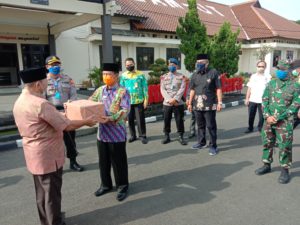 Plt Bupati Lampung Utara Terima Bantuan 140 APD dari PT Nakau Lampung