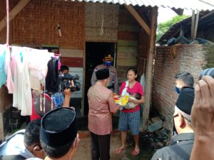 Masyarakat Kurang Mampu Sekitar Mapolres Lampung Utara Terima Paket Beras dari PT Nakau Lampung