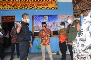 Bupati Umar Ahmad Serahkan Bantuan 600 Ton Beras Secara Simbolis Kepada 60 Ribu KK di Tubaba