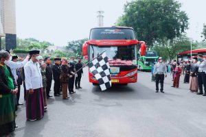 Nanang-Nunik Berangkatkan 1.150  Santri Kembali ke Ponpes Lirboyo Jawa Timur