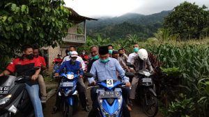 Blusukan Gunakan Motor, H. Hipni Kampanye di Gunung Rajabasa