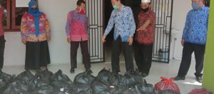 Wakili Bupati, Hipni Salurkan Bantuan Untuk Warga Desa Banjar Agung