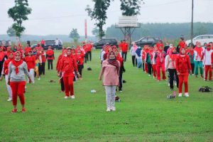 Bupati Nanang dan Ketua TP PKK Lamsel Winarni Awali Aktivitas Pagi Dengan Senam Bersama Masyarakat