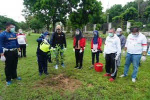 HUT Ke-60, Jasa Raharja Cabang Lampung Tanam Pohon di Areal Masjid Agung Kalianda
