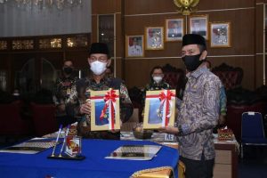 Bupati Lampung Utara dan Ketua DPRD Serahkan Laporan Hasil Pemeriksaan BPK Secara Virtual