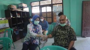 Nyoblos’ di TPS 01 Merakbatin, Melin H Wijaya Optimis Mewakili Kaum Perempuan di Lampung Selatan