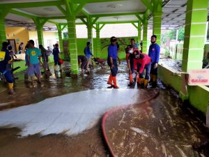 Bersama Warga, Personil BPBD Pringsewu Bersihkan Sampah Paska Banjir di Pardasuka