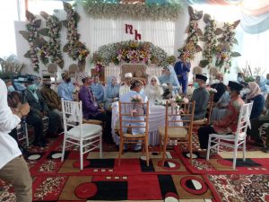 Warga Tiyuh Gedung Ratu Tubaba Ucapkan Happy Wedding Hengki dan Mella