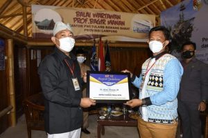 HPN 2021: Bupati dan Ketua DPRD Tubaba Terima Penghargaan Tjindarboemi dari PWI Lampung