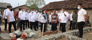 Respon Cepat Laporan Warga, Bupati Nanang Tinjau Jembatan dan Serahkan Bantuan Korban Rumah Roboh