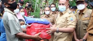 Nanang Ermanto Bantu Korban Bencana Rumah Roboh Didesa Klawi Kec. Bakauheni