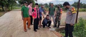 Kesal Jalan Rusak, Warga Desa Mandah Kecamatan Natar Putar Balik Truk Fuso PT Bangun Lampung Jaya