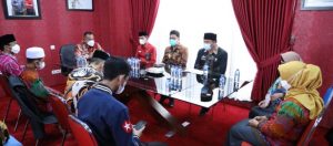Bupati Lampung Selatan Memberikan Tali Asih Kepada Juara Terbaik MTQ Tingkat Provinsi