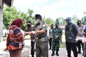 Gubernur Arinal Bersama Bupati Umar Ahmad Bagikan Sembako dan Kunjungi UNTT Tubaba