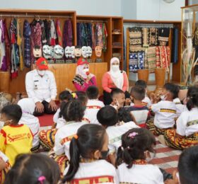 Terima Kunjungan TK Bintang Sakti, Winarni Kenalkan Kesenian Tradisional Khas Lampung Selatan Pada Naka Usia Dini