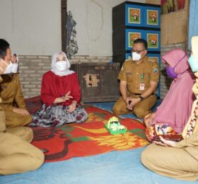 Ketua TP PKK Kab. Lampung Selatan Sambangi & Beri Santunan Pada Penderita Kanker Payudara di Kelurahan Way Lubuk