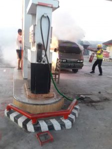 Mobil Terbakar di SPBU Jati, Polisi Ini Sigap Padamkan Api