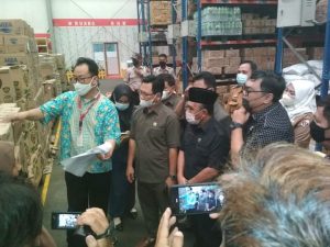 Sikapi Langkanya Minyak Goreng, Komisi II DPRD Lampung Utara Sidak Gudang Alfamart dan Bulog