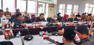 Pembahasan RAPBD-P, Ketua Komisi I & III Cekcok