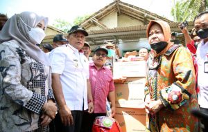 Bupati Lamsel Dampingi Menteri Sosial Kunjungi Korban Banjir Sidomulyo-Candipuro