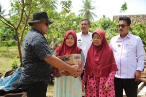 Bupati Lampung Selatan Bantu Pembangunan Rumah Roboh Warga Sidomulyo
