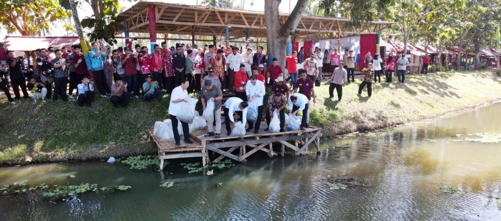 Ketua Komisi IV DPR RI Sudin dan KKP Tebar 250 Ribu Benih Ikan di Embung Way Dewi Kecamatan Natar