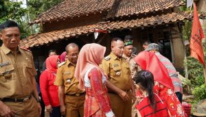 Bupati Lamsel Beri Bantuan Untuk Warga Kecamatan Way Sulan Yang Rumahnya Roboh