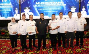 Pemkab Lampung Selatan Raih Penghargaan PPD Saburai Sebagai Kabupaten Terbaik Kategori Perencanaan Pembangunan Ekonomi Inklusif dan Berkelanjutan Tahun 2023