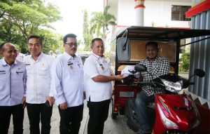 Bupati Lampung Selatan Serahkan Bantuan Kendaraan Roda Tiga kepada Penderita Disabilitas