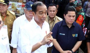 Nanang Dampingi Presiden Jokowi, Bagi-bagi Sembako dan BLT di Pasar Natar