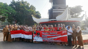 Pemkab Lampung Selatan Bagi-bagi Bendera Merah Putih di Tugu Adipura