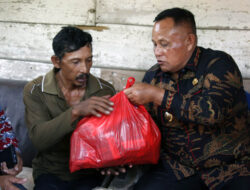 Bertemu Idul Fitri, Bupati Lampung Selatan Salurkan Bantuan Bedah Rumah
