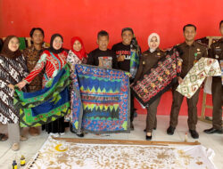Peringati Hari Batik Nasional, Kajari Lampung Selatan dan DKLS Membatik Bersama