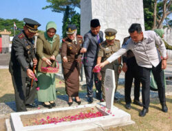 Peringati HUT TNI ke-78, Kodim 0421/LS Gelar Ziarah Nasional di TMP Kusuma Bangsa