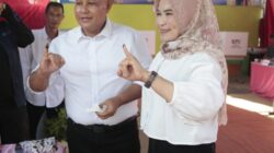Kompak Couple Putih-Hitam, Bupati Nanang Beserta Istri Coblos di TPS 01 Waygalih