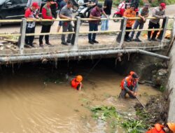 Tinjau Langsung Daerah Terdampak Banjir, Bupati Nanang Ingatkan Warga Waspada Hingga Bersihkan Lingkungan