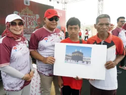 Ikuti Jalan Sehat, Guru Honorer & Siswa MTsN Kalianda Beruntung Dapat Umrah Dari Bupati Nanang Ermanto