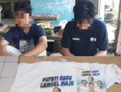 Warga Merbaumataram Pergoki Dua Pemuda Diduga Mahasiswa Unila Bagi-bagi Duit dan APK Bakal Calon di Lamsel