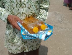 Dihadiri Anggota DPRD Lamsel, Kampanye Paslon Nomor 2 Ditengarai Bagi-bagi Minyak Goreng Tanpa Merk