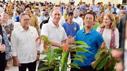 Dorong Smart Agroforestry, Menko Zulhas Gelontorkan 7.000 Bibit Kopi-Kakao untuk Petani Lampung Selatan